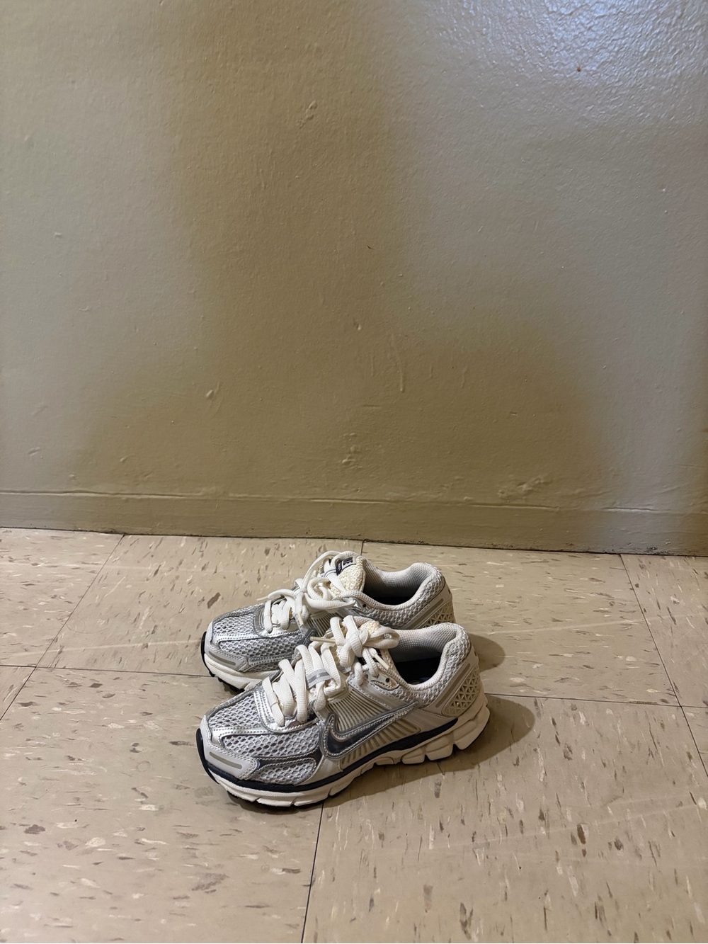 Kids White and Gray Athletic Sneakers Nike Zoom Vomero 5 Photon Dust